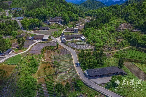 宣恩縣椒園集鎮(zhèn)至鑼圈巖段公路，全長8公里，途經(jīng)椒園村、涼風(fēng)村、鑼圈巖村，該公路建成既有效帶動沿線煙葉等產(chǎn)業(yè)發(fā)展，又是曜天眼景區(qū)的