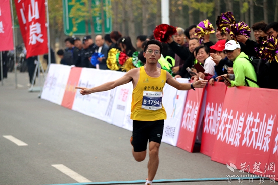 選手陸續抵達終點_副本.jpg