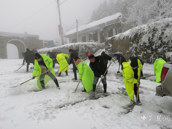 掃雪除冰，應急響應 通訊員 劉陽永 攝_副本.jpg