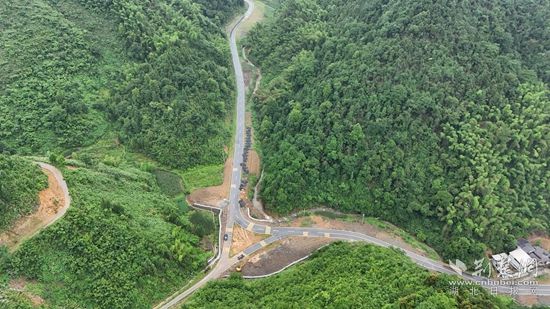 縱橫交錯的幕阜山旅游公路網.jpg.jpg